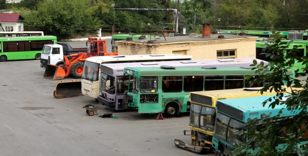 "Автобусов не хватает" — автопарк Мозыря превращается в свалку металлолома