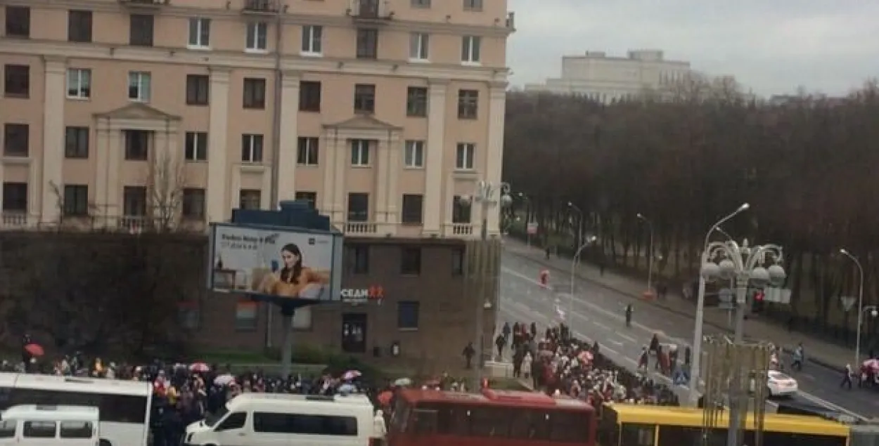 Силовики разорвали колонну и вытесняют участников уличной акции 23 ноября в Минске с проспекта Независимости&nbsp;/ svaboda.org