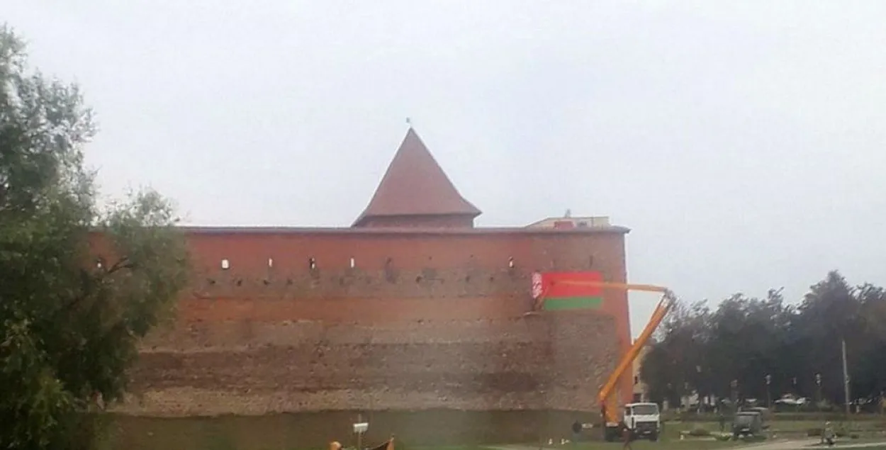 Красно-зеленый флаг на стене замка в Лиде / svaboda.org​
