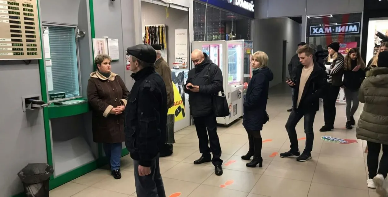 Залезли в заначки? Белорусы пятый месяц больше продают валюты, чем покупают