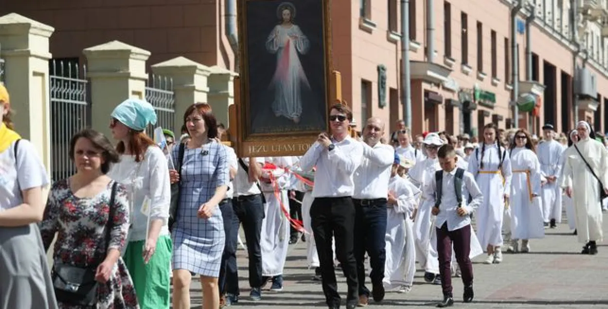У Мінску католікі зладзілі працэсію Божага Цела