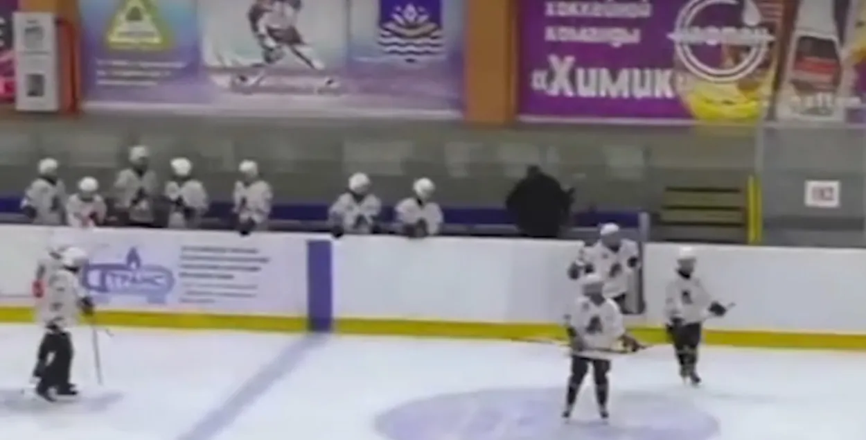Хоккейный тренер во время матча бил 13-летнего хоккеиста / кадр из видео​