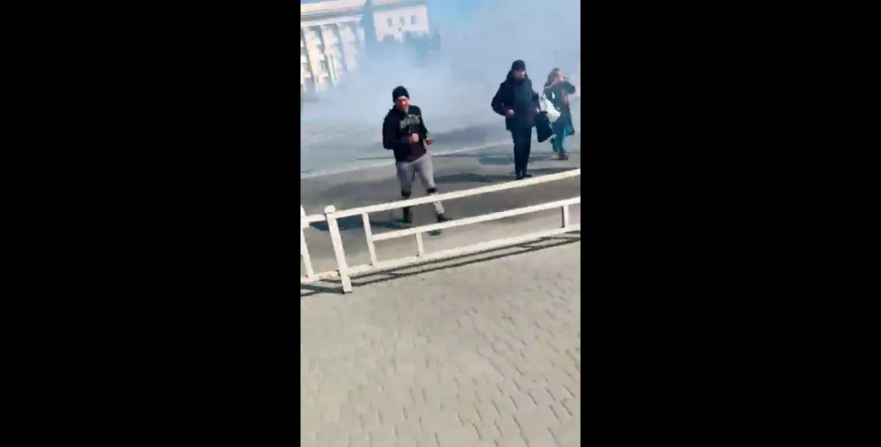 Разгон украинских протестующих в Херсоне / кадр из видео