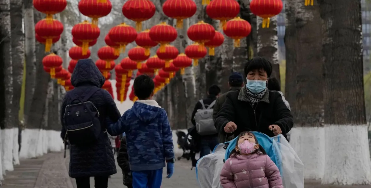 C 2021 года китайским семьям разрешили иметь троих детей / АР
