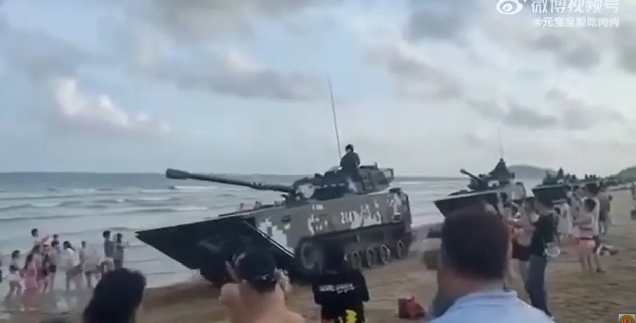 На китайских пляжах в провинции Фуцзянь, ближайшей к Тайваню, появились танки