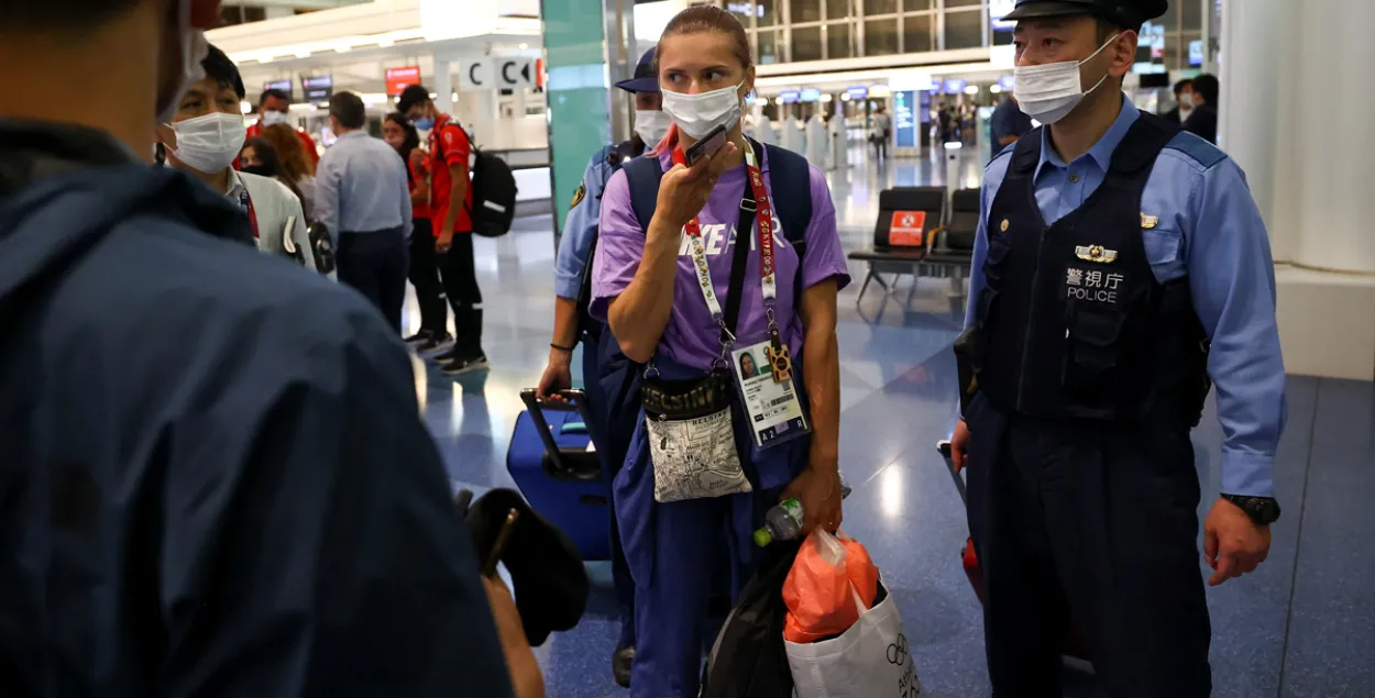 Кристина Тимановская в токийском аэропорту / Reuters