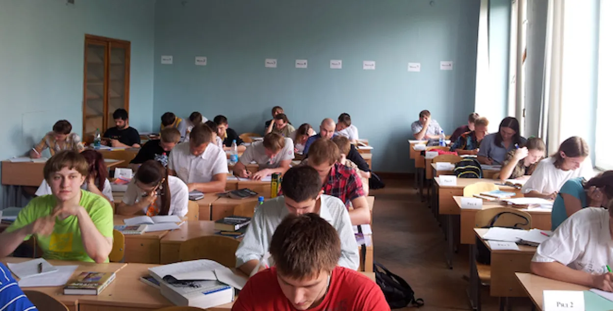 БДУ ўсё ж увёў аплату за пераздачы экзаменаў і залікаў
