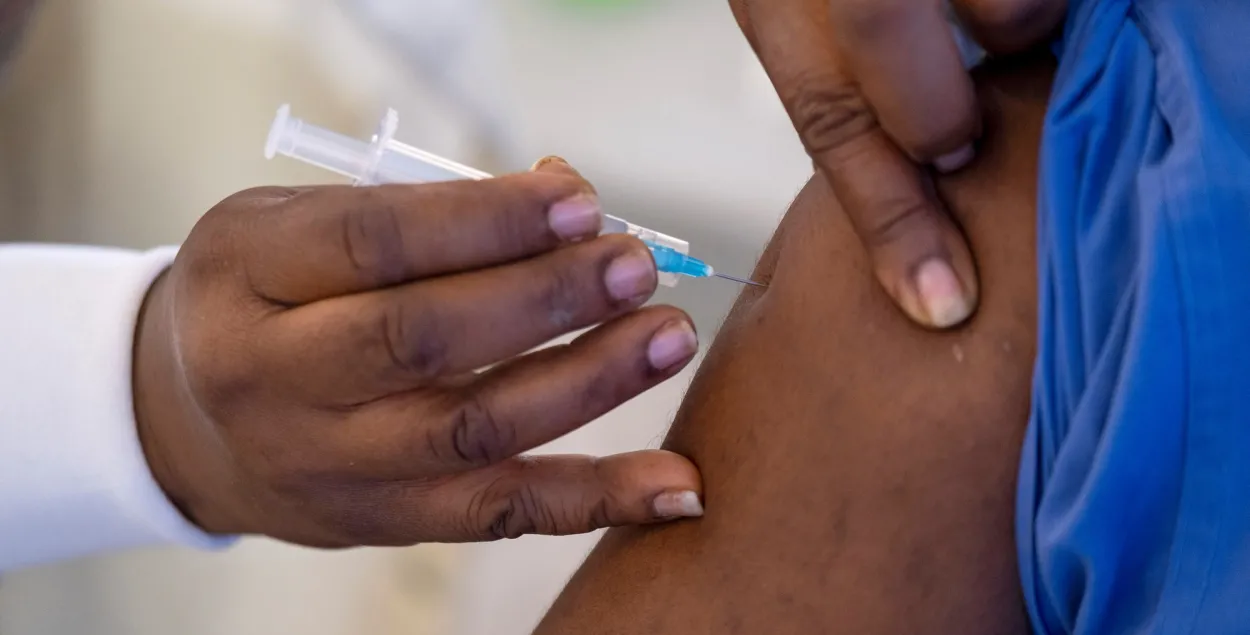 Спыніць пандэмію можа толькі масавая вакцынацыя, кажуць у СААЗ​ / Reuters