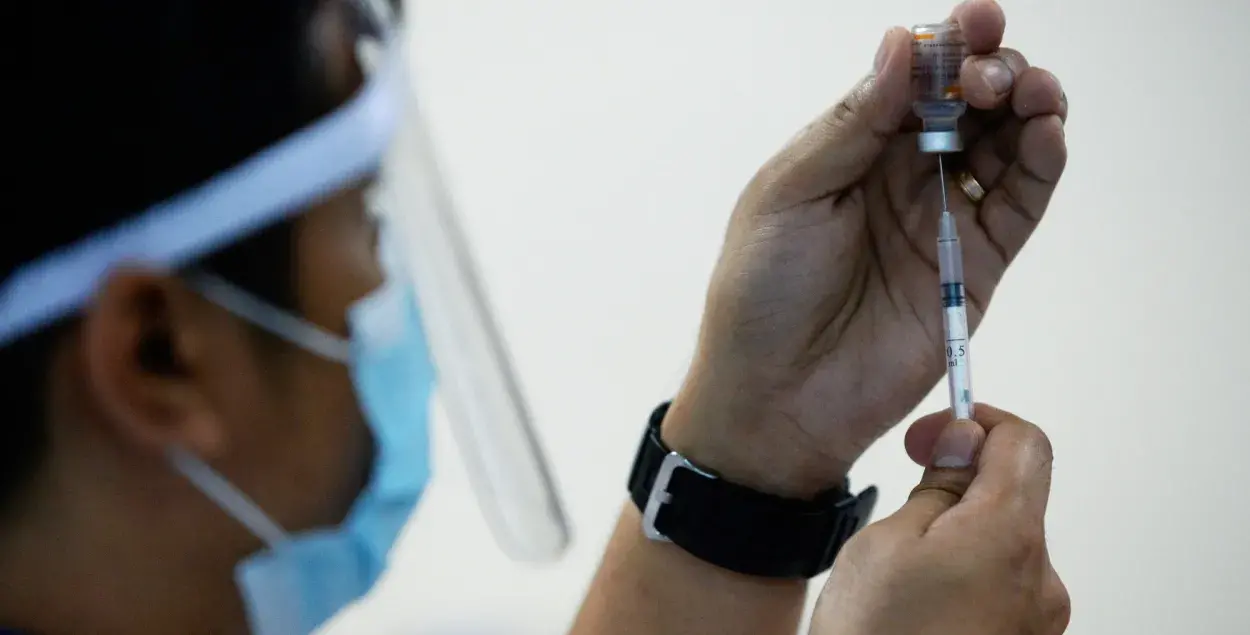 Медык рыхтуецца ўводзіць вакцыну супраць COVID-19 / Reuters​