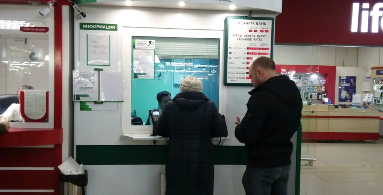 В марте белорусы чаще продавали валюту, чем покупали