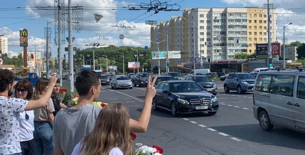 В Минске люди массово возлагают цветы в районе станции метро “Пушкинская”