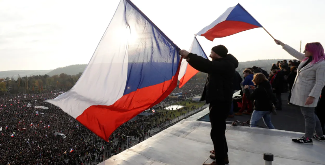 Люди с чешскими флагами​ / Reuters