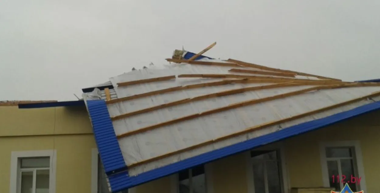 На Магілёўшчыне моцны вецер пазрываў дахі вытворчых будынкаў (фота)
