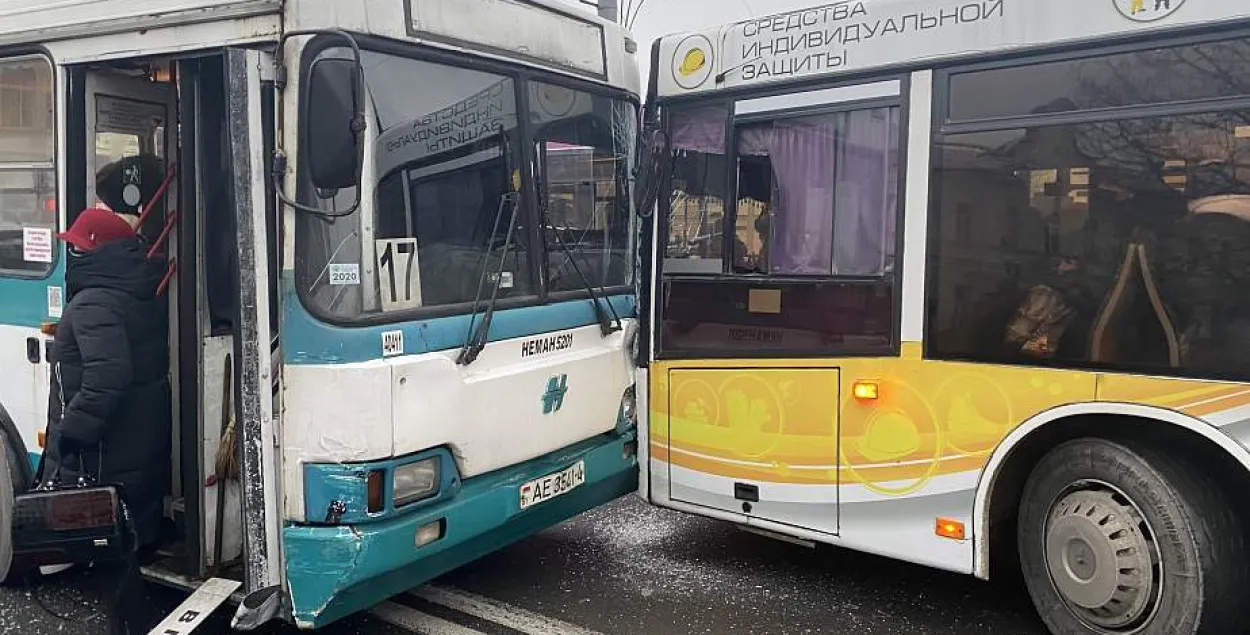 У цэнтры Гродна адбылося лабавое сутыкненне аўтобусаў гарадскіх маршрутаў