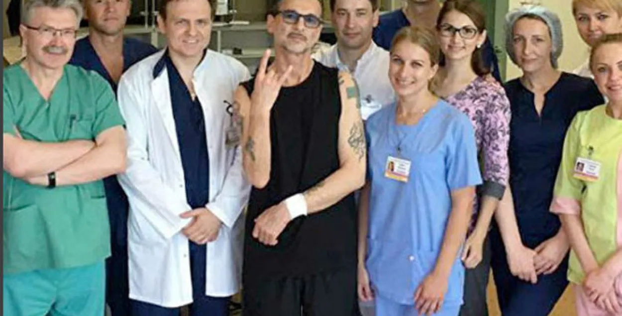 Фота: Вакаліст Depeche Mode сфатаграфаваўся з мінскімі медыкамі