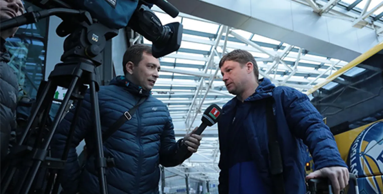 Алексей Бага (справа) дает интервью перед отлетом команды в Лондон. Фото: fcbate.by​