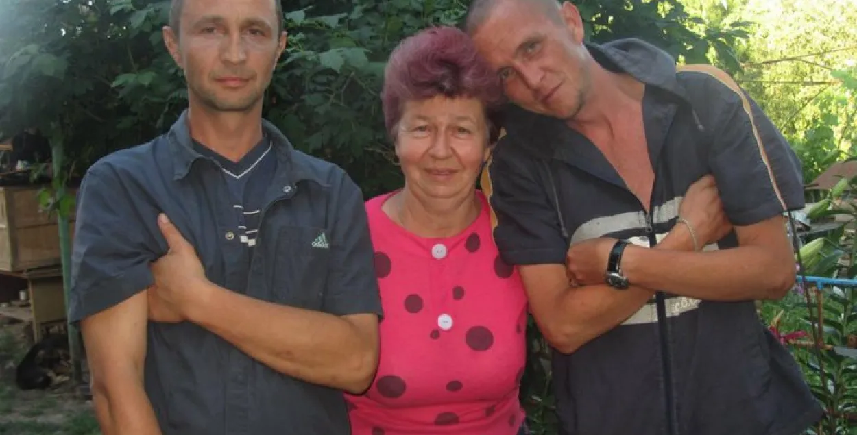 Сергей Борисов (справа) с матерью и братом / tut.by​