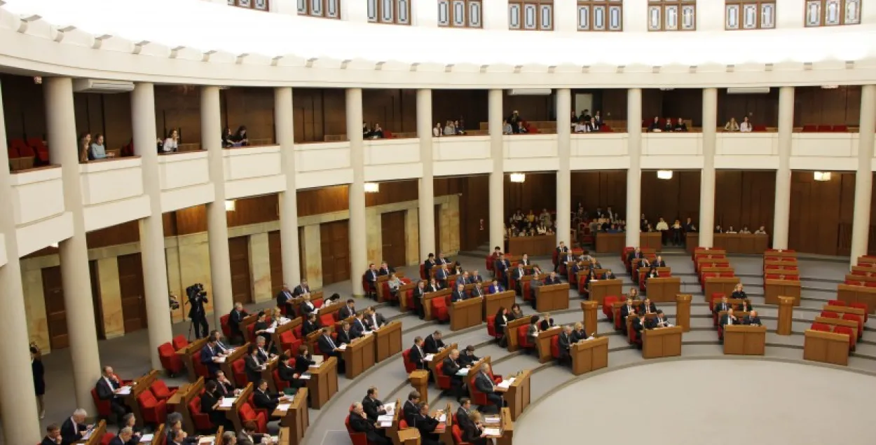 Овальный зал, где заседают белорусские депутаты. Фото: house.gov.by