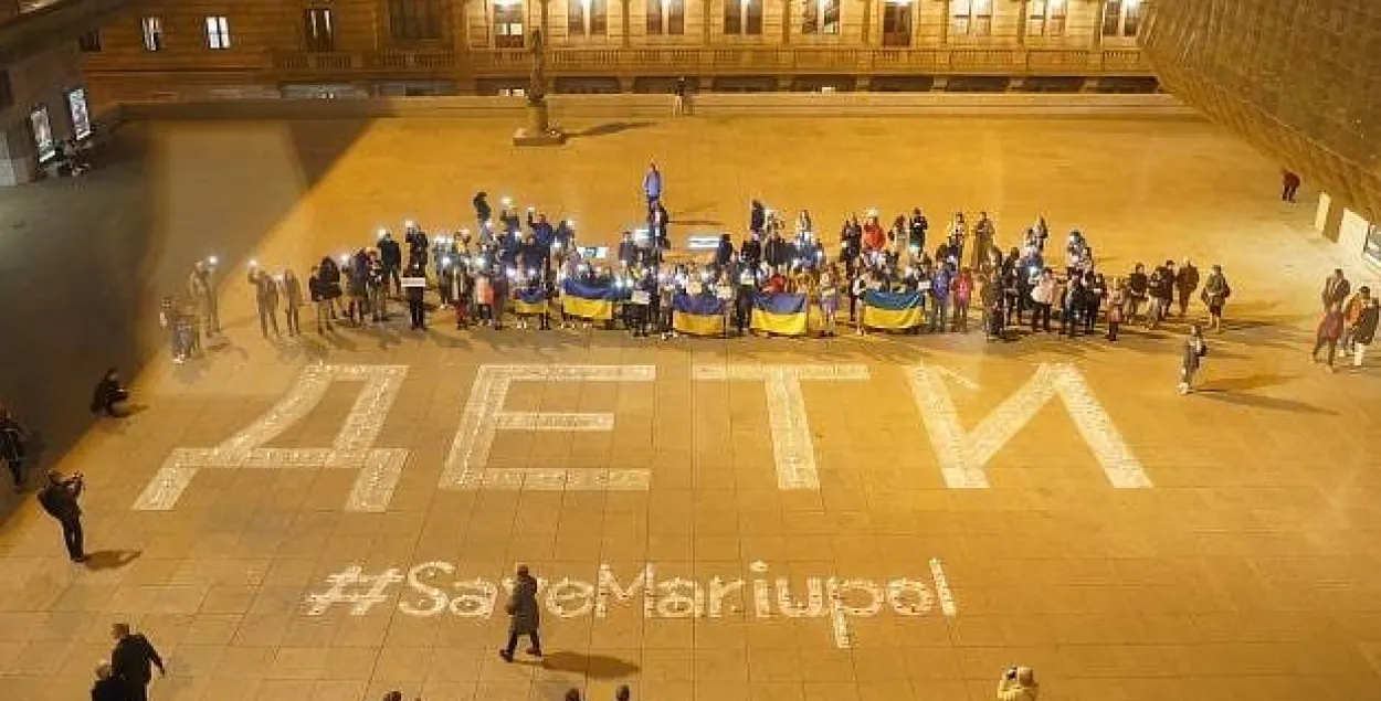 Акцыя ў Празе ў падтрымку пацярпелых падчас бамбёжкі тэатра ў Марыўпалі / Цэнтр стратэгічных камунікацый і інфармацыйнай бяспекі Украіны