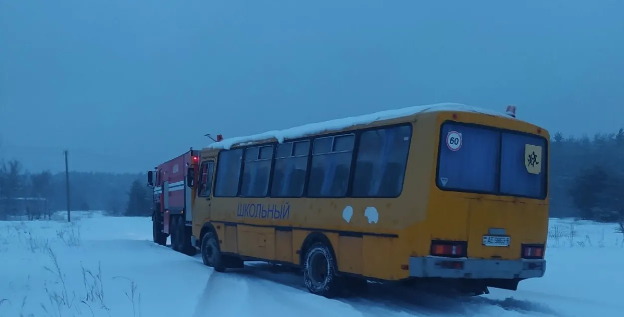 На неочищенной дороге в Быховском районе застрял школьный автобус