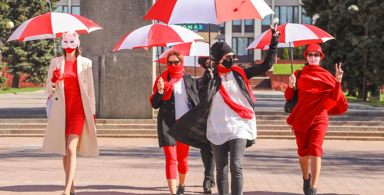Девушки с БЧБ-зонтами вышли на очередную прогулку в Минске