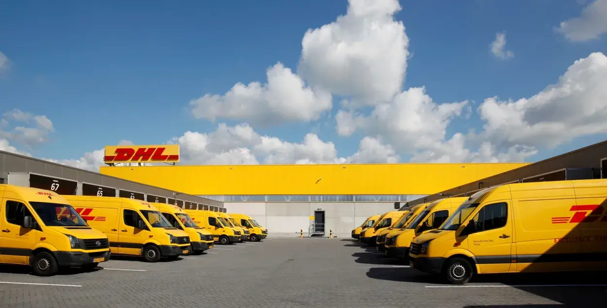 Международный сервис DHL приостановил доставку посылок в Беларусь и Россию