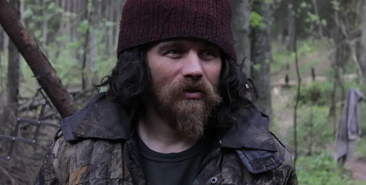 Книги, яблоки и йога: парень пять лет живёт отшельником в лесу под Минском