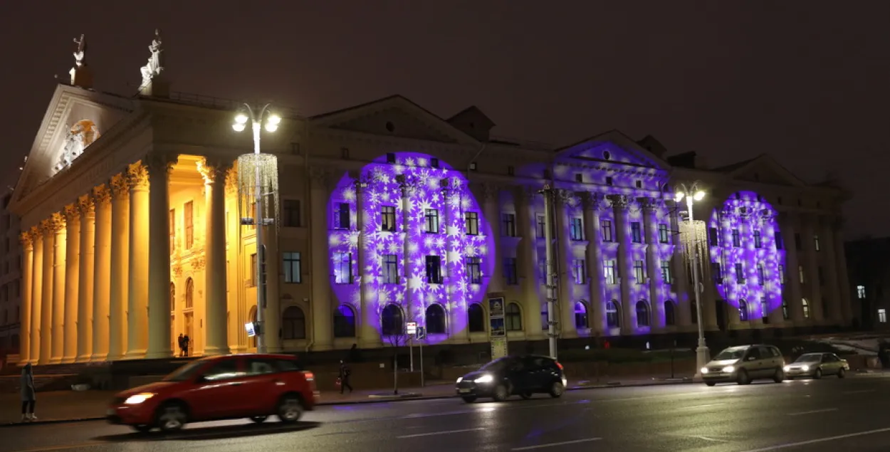На Палацы прафсаюзаў у Мінску заўважылі незвычайную праекцыю