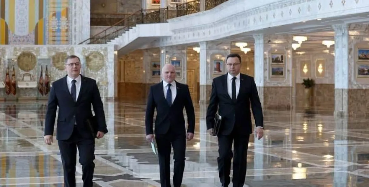 Генеральны пракурор Андрэй Швед, старшыня КДБ Іван Церцель і міністр аховы здароўя Дзмітрый Піневіч перад пачаткам сустрэчы / БЕЛТА