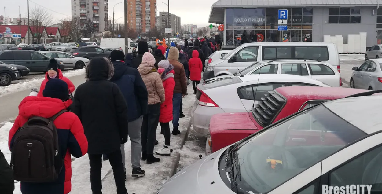 В Бресте в -14 за пиццей на скидке выстроилась очередь в 100 человек |  Новости Беларуси | euroradio.fm