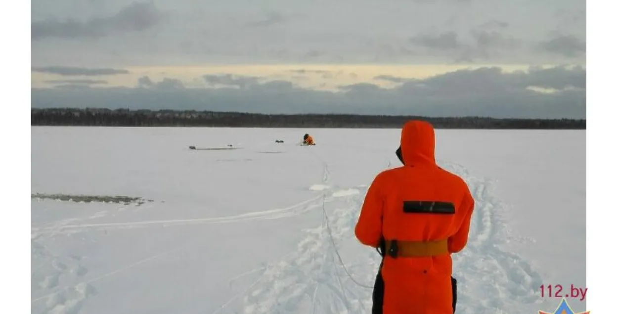 У Докшыцкім раёне двое рыбакоў праваліліся пад лёд — іх паспелі ўратаваць