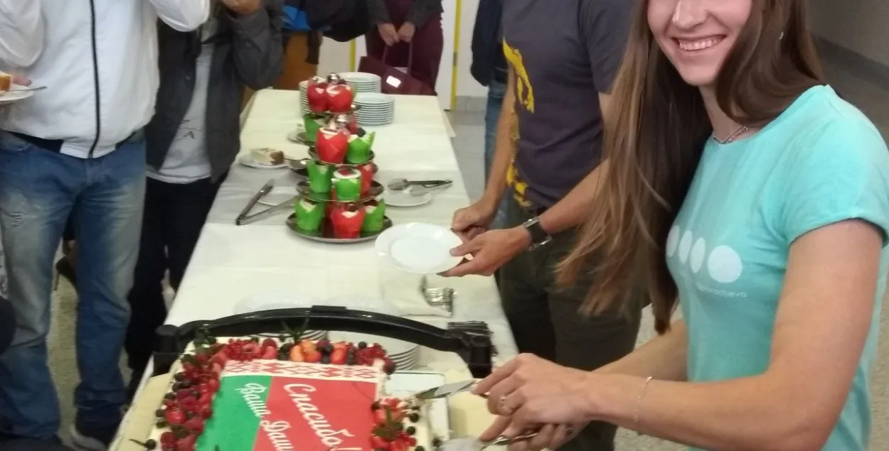 На развітанне Домрачава пачаставала журналістаў тортам