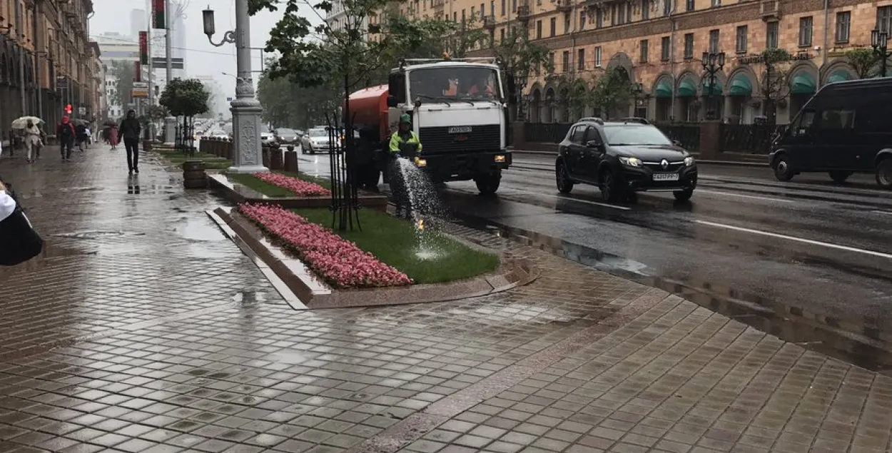 Фота: У Мінску траву паліваюць нават у дождж