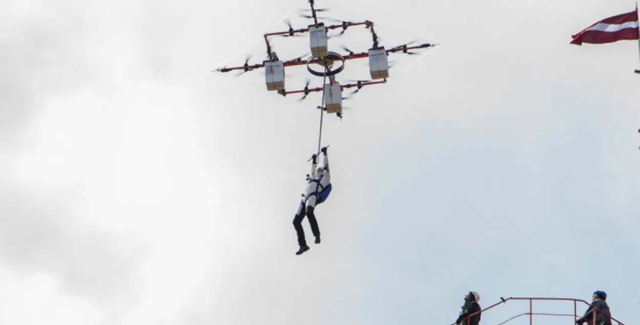 Латвійскі парашутыст першым у свеце зрабіў скачок з дрона (відэа) 
