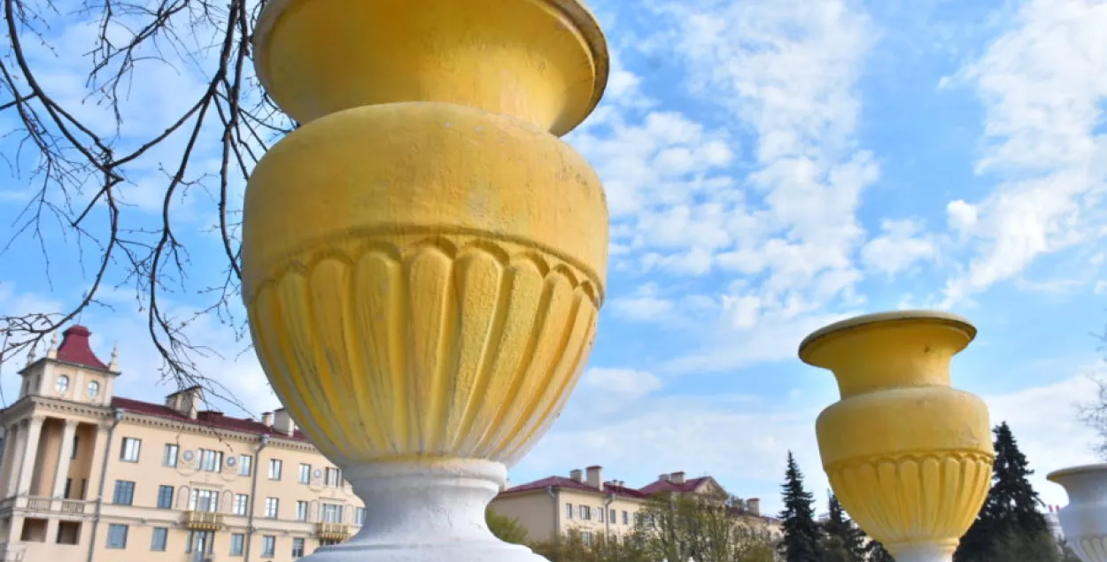 Скандальные жёлтые вазы на проспекте в Минске вновь перекрасили