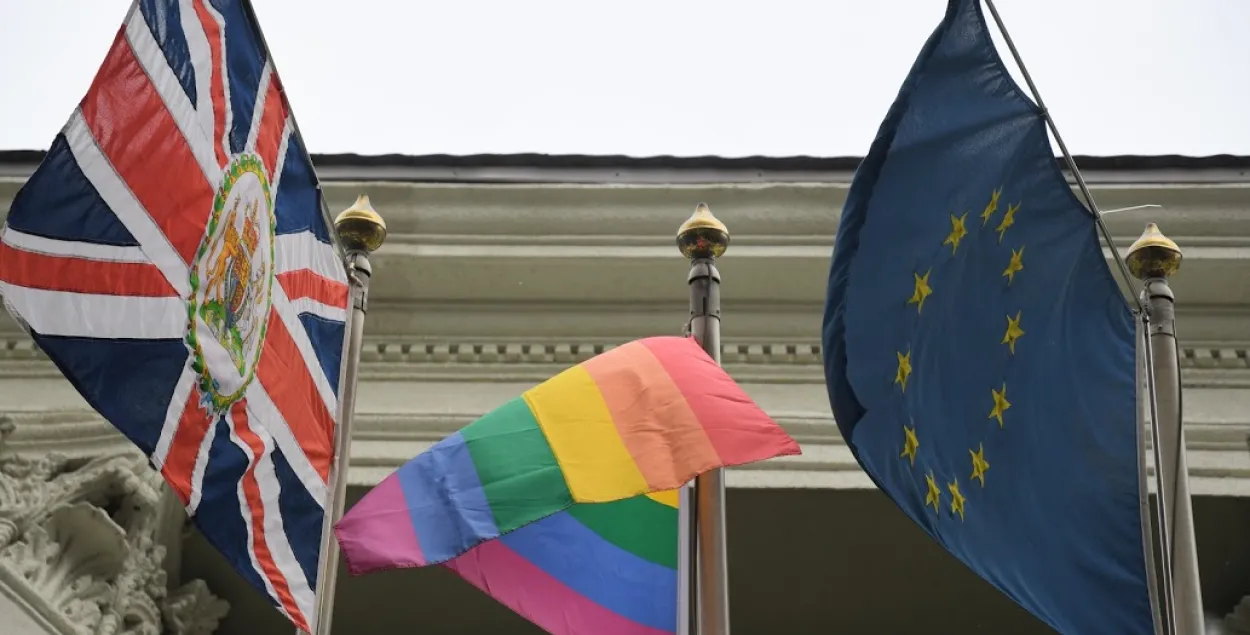Радужный флаг над входом в британское посольство&nbsp;/ Еврорадио