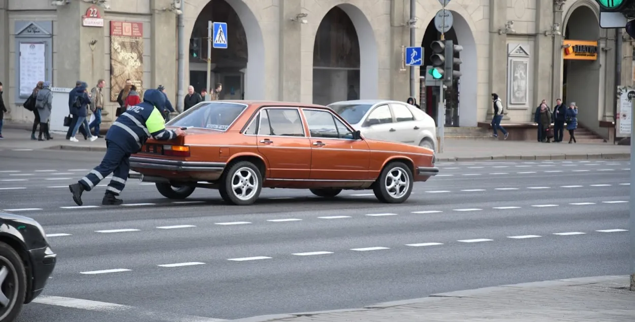 Автомобиль, иллюстративное фото
