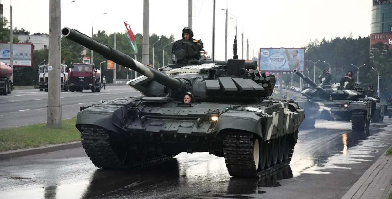 Взрывы, “высший пилотаж” и танковый дрифт: что случалось на парадах в Беларуси