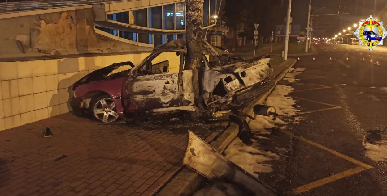 В Минске ночью горел автомобиль — водитель вылетел с дороги и врезался в столб