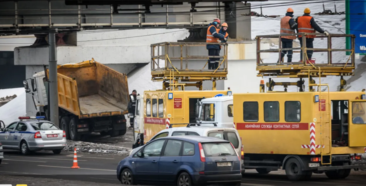 У Мінску грузавік з паднятым кузавам урэзаўся ў апору моста