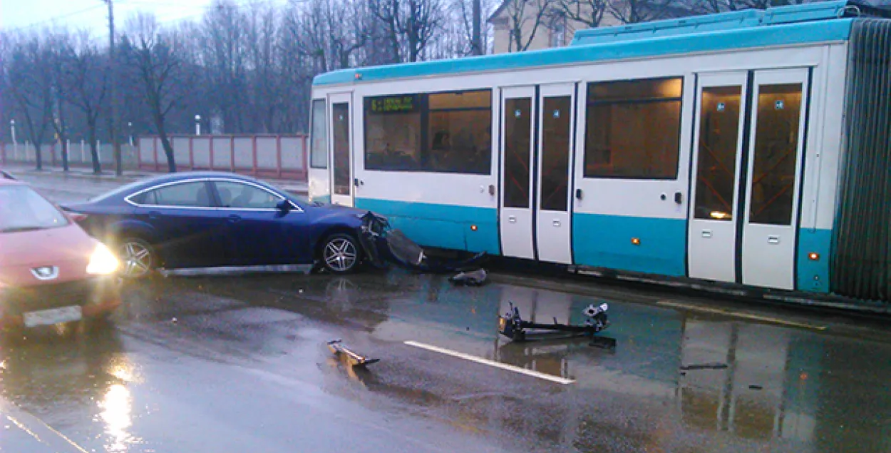 У Мінску трамвай сутыкнуўся з легкавым аўтамабілем