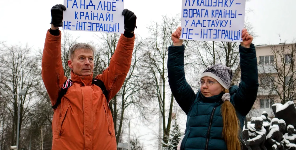 Александр Дубровских и Наталья Спиридонова на акции 29 декабря в Витебске / spring96.org​