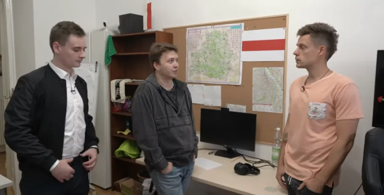 Юрий Дудь (справа) в варшавской редакции / Скриншот с видео