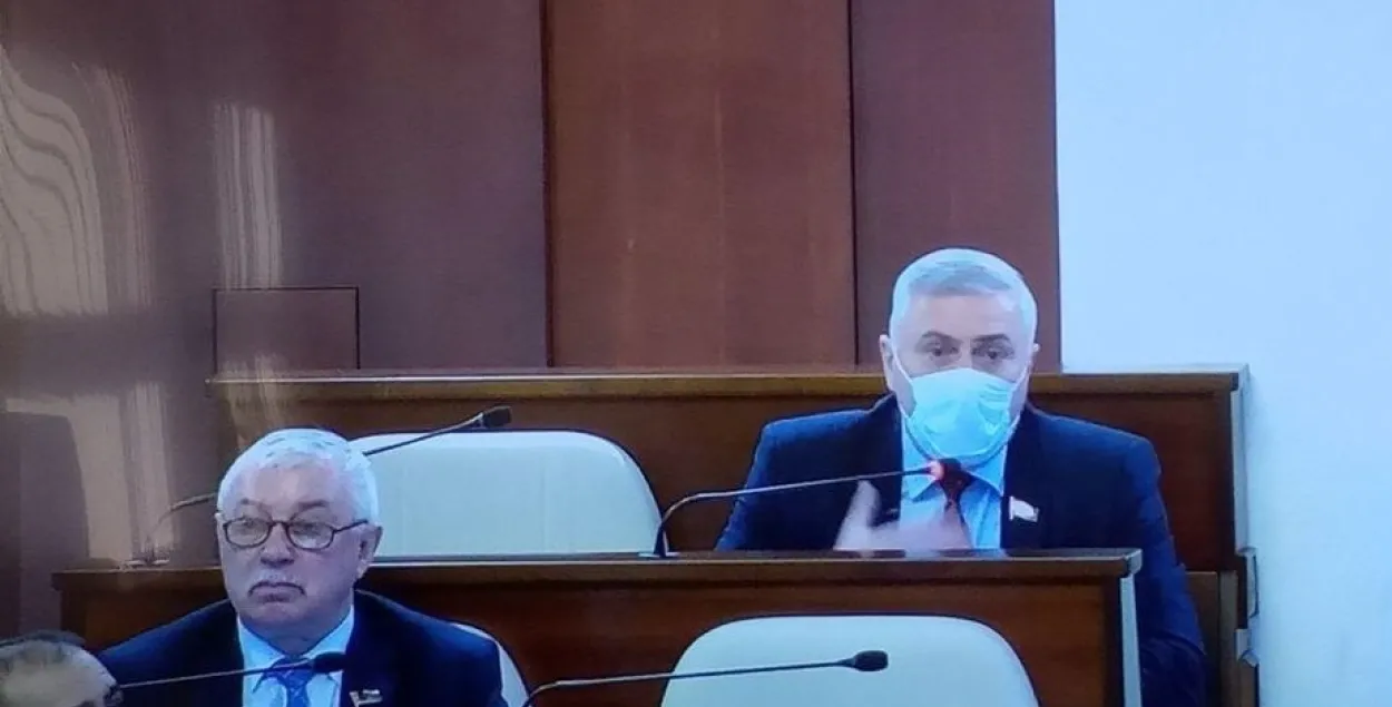 Тенгиз Думбадзе в маске на заседании Палаты представителей / Telegram-канал &quot;Санкции прокурора&quot;​