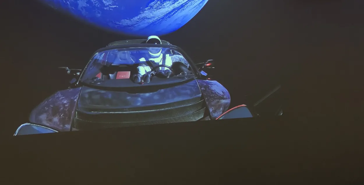 Ілан Маск запусціў у космас свой чырвоны кабрыялет Tesla Roadster (фота, відэа)