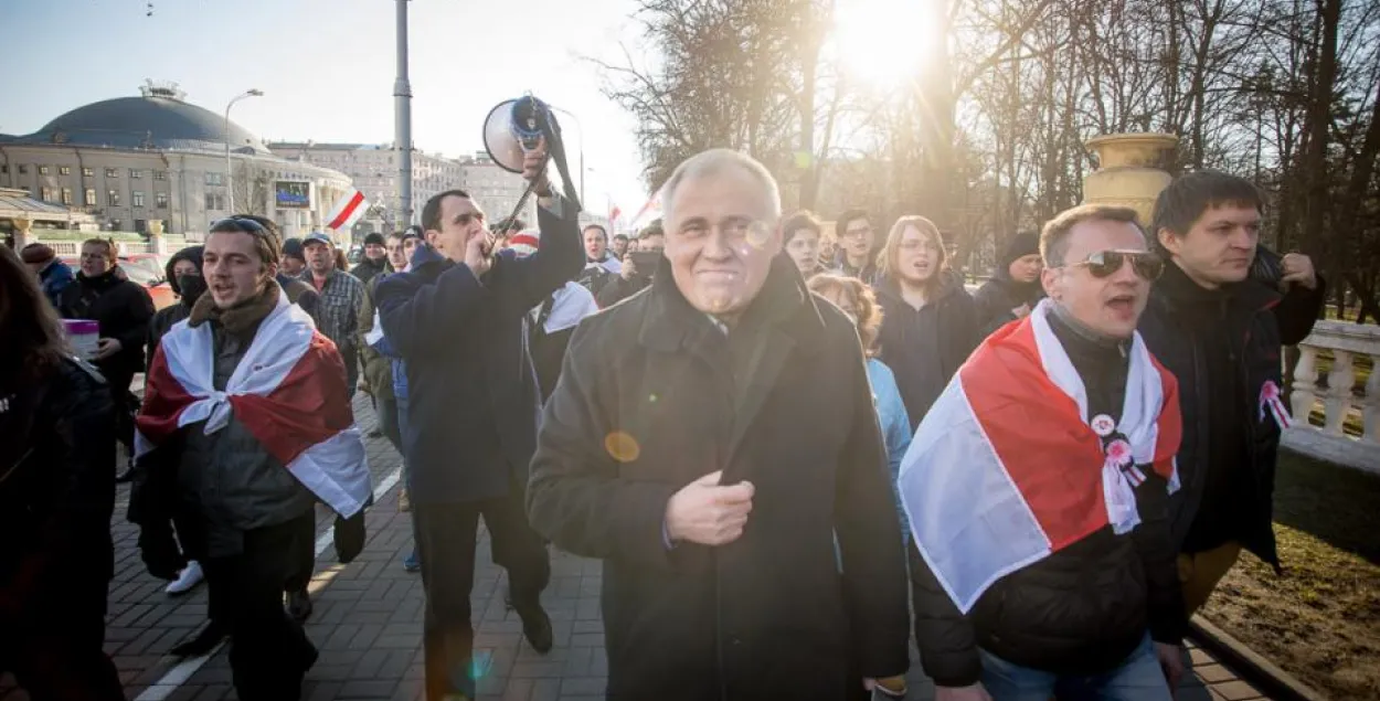 Николай Статкевич среди участников шествия на День Воли 2016 года. Фото: Еврорадио​