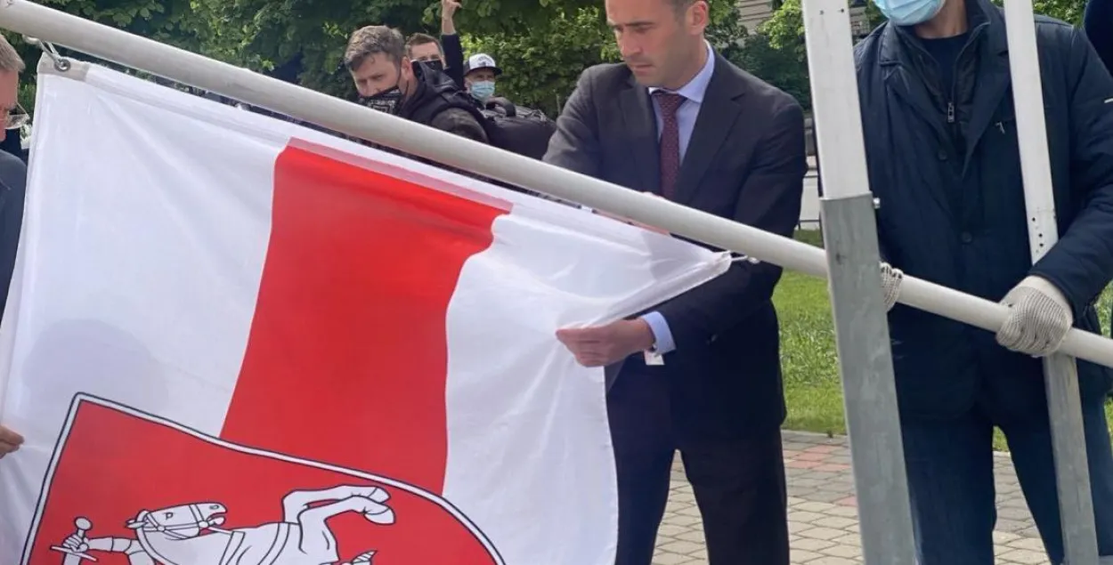 Мэр Риги Мартиньш Стакис заменяет флаг / twitter.com/MStakis​