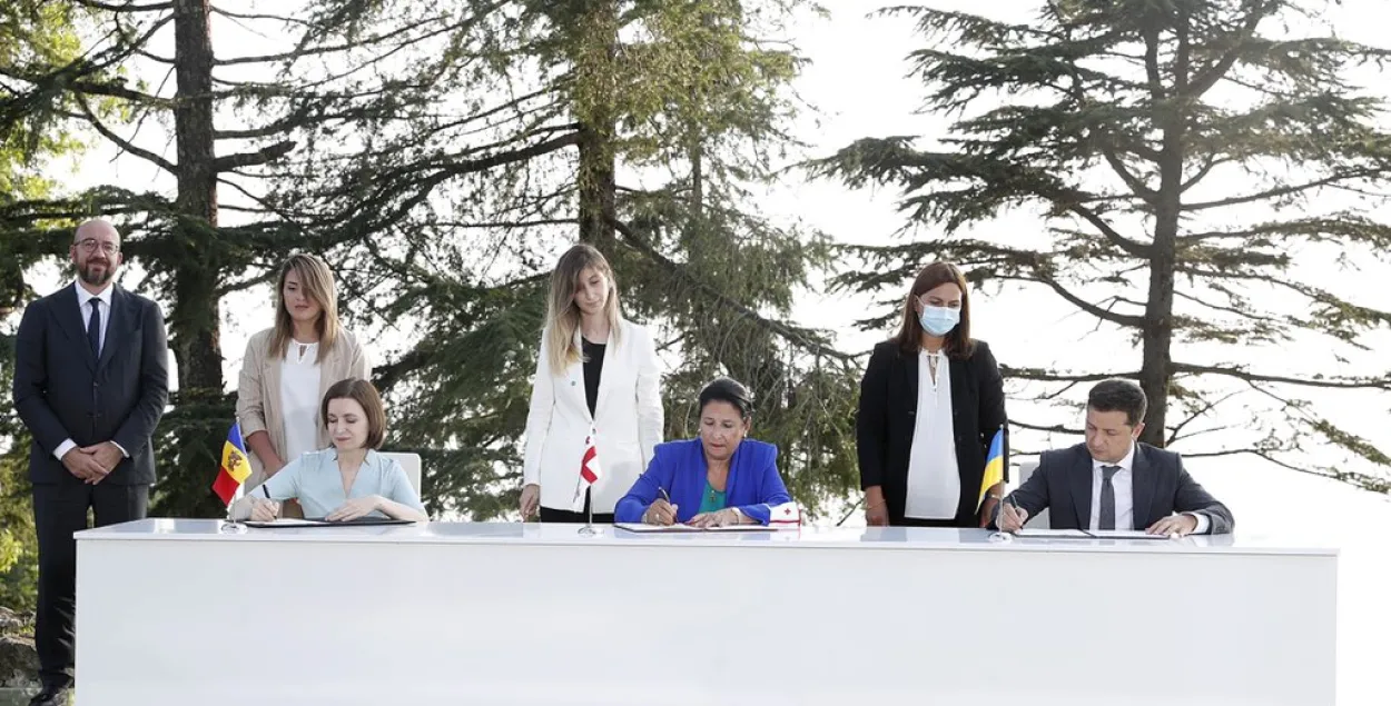 Во время подписания документа президентами Молдовы, Грузии и Украины. Слева &mdash; Шарль Мишель / twitter.com/Zourabichvili_S