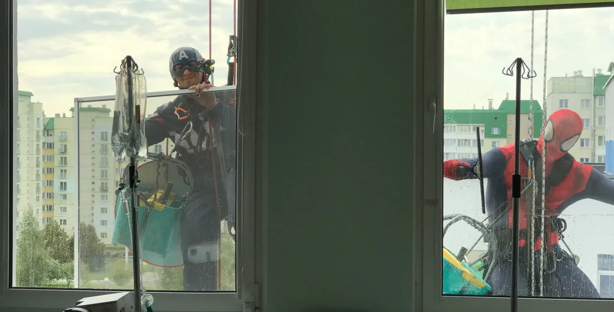 Крутые мойщики окон в онкоцентре в Боровлянах&nbsp;/&nbsp;twitter.com/_Slashman