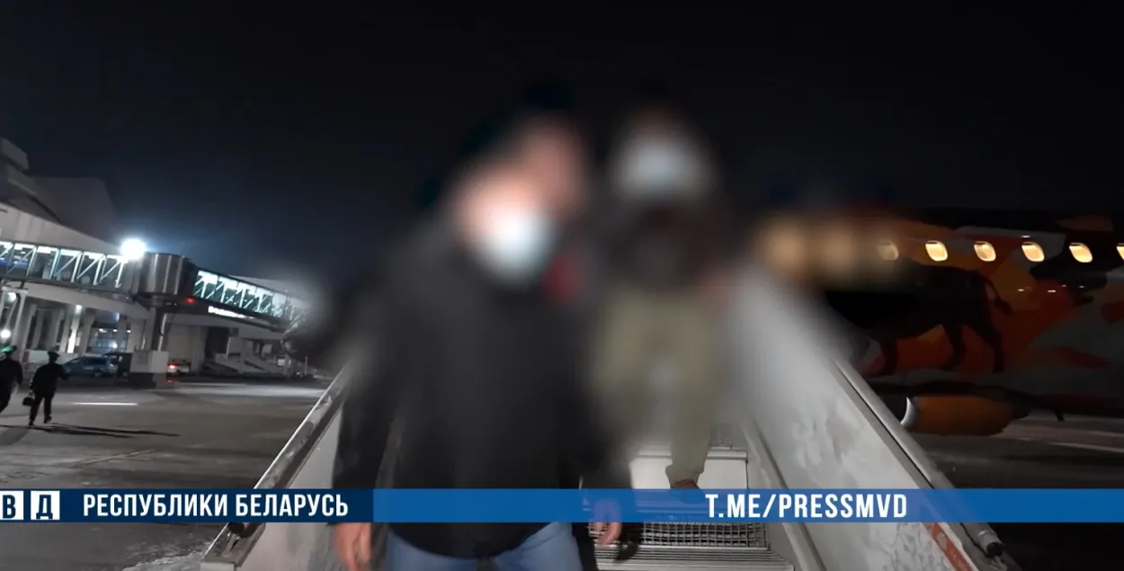 Белорус в минском аэропорту / Скриншот с видео МВД РБ​